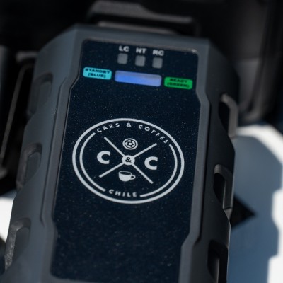 Partidor Arrancador de Baterías 2000A 12V con Linterna y Power Bank G-FORCE  el partidor de la liebre Cars and Coffee Chile C&C