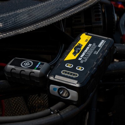 Partidor Arrancador de Baterías 2000A 12V con Linterna y Power Bank G-FORCE  el partidor de la liebre Cars and Coffee Chile C&C