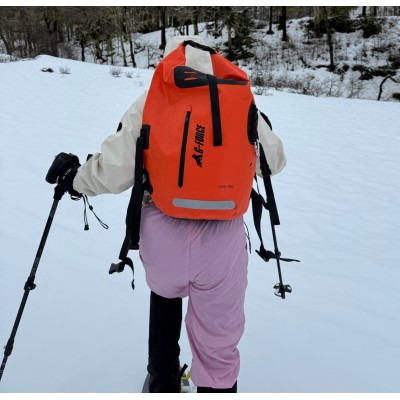Mochila Outdoor G-FORCE 35 litros 100% Impermeable Naranja + bolso 2 litros para celulares